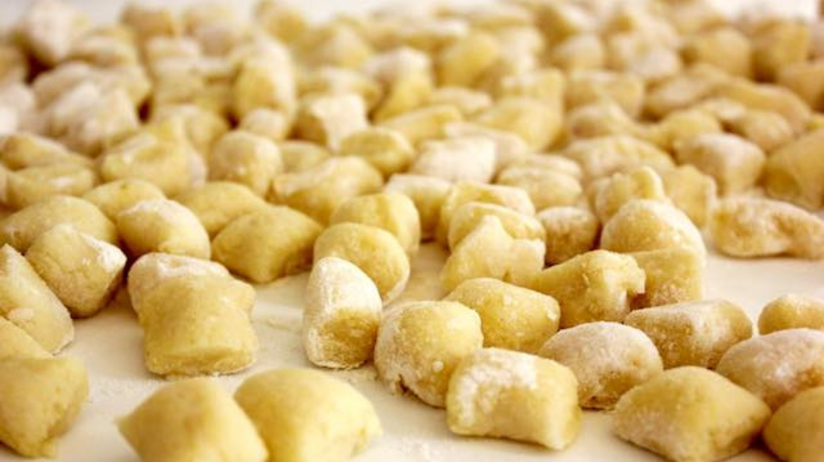 Gnocchi al pomodoro e basilico_ la ricetta della tradizione esaltata dall'olio extravergine (2)